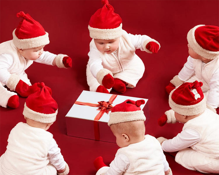 Immagini Babbo Natale: Bambini vestiti da Babbo Natale